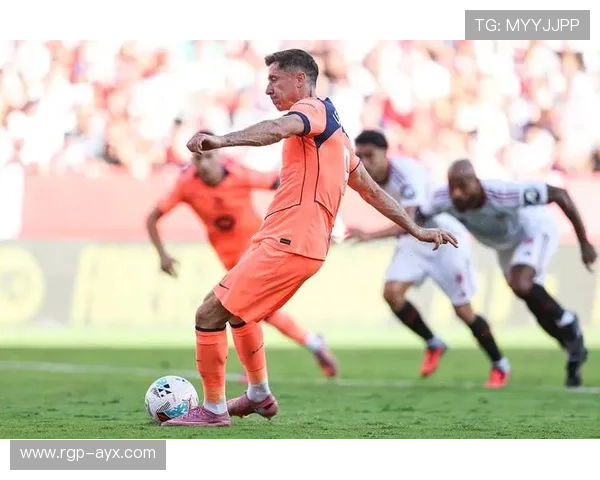 莱万速度爆发力惊艳全场,锋线杀手再展巅峰状态 莱万速度爆发力惊艳全场,锋线杀手再展巅峰状态