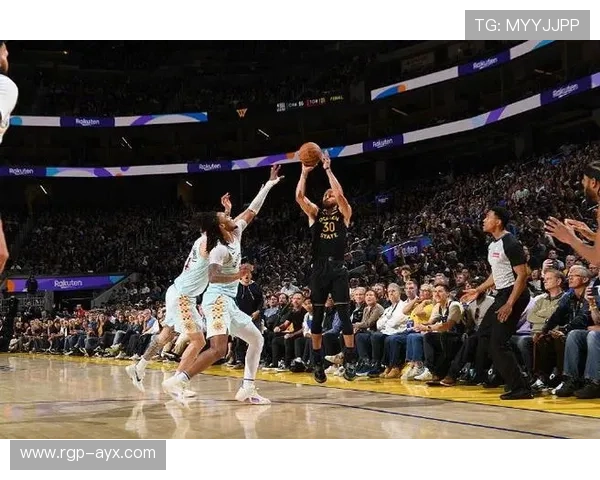 巴恩斯三分命中率稳健,助力球队客场取胜 巴恩斯三分命中率稳健,助力球队客场取胜